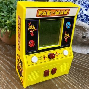 Atari Classic Vintage Inspired SPACE INVADERS Hand Held Electronic Video Game